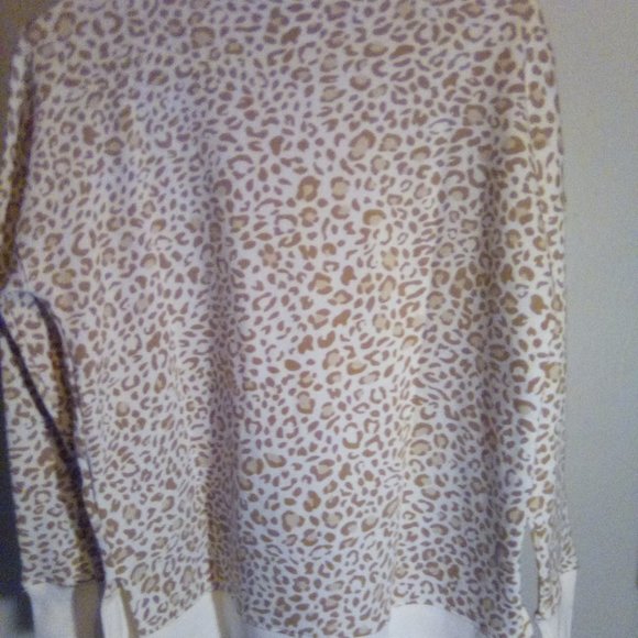 Time and Tru Giraffe Design Sweatshirt - Picture 5 of 7